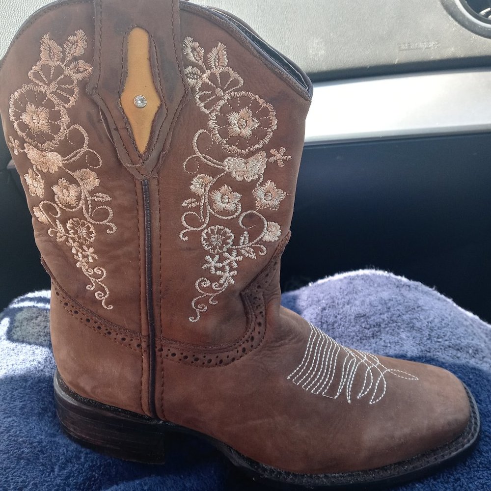 Joe western boots. Corral style